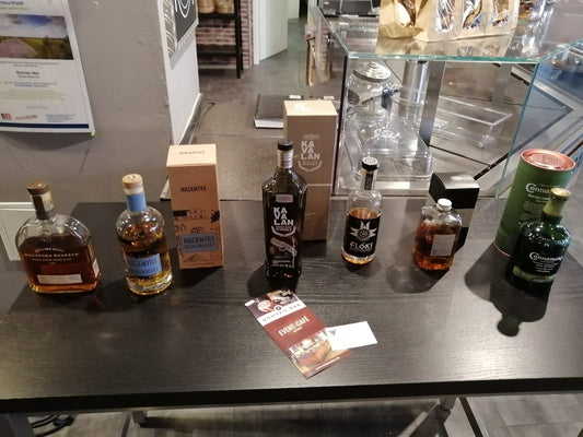 Sechs Whiskygläser für ein Länder-Tasting mit Whisky aus aller Welt