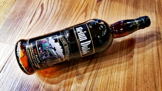 Sehr dunkler Whisky im Glas als Beispiel für Zuckerkulör E150a