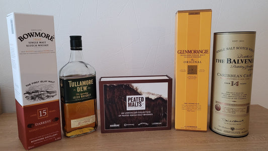 Whiskyglas und Flaschen als Stationen einer persönlichen Reise zum Whisky