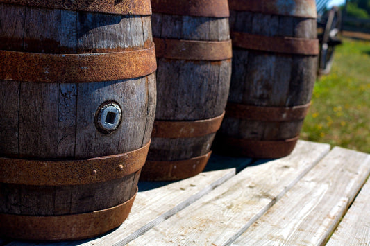 Holzfass als Symbol für die Reifung von Barrel Aged Gin