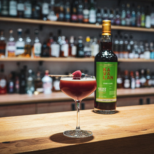 Blood and Sand Cocktail mit Beeren und Whisky