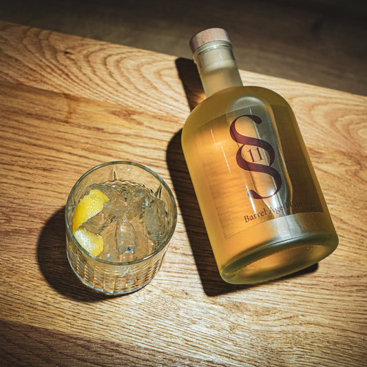 Gin Old Fashioned im Tumbler mit Zitronenzeste