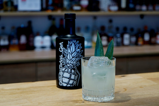 Granatanas Sour mit Ananasblatt und Gin