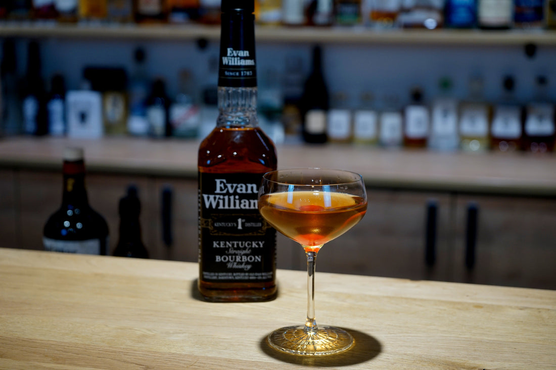 Manhattan Cocktail in der Cocktailschale mit Whiskey