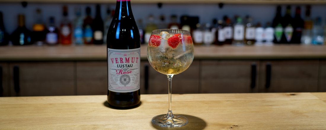 New Year Spritz mit Himbeeren im Weinglas