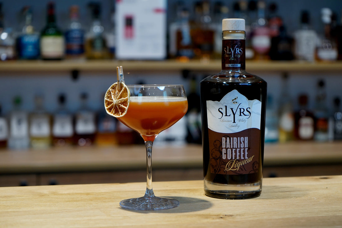 Pumpkin Head Cocktail mit Kaffee, Kürbis und Orangengarnitur