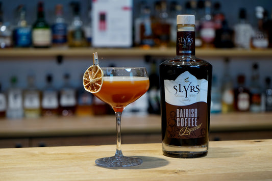 Pumpkin Head Cocktail mit Kaffee, Kürbis und Orangengarnitur
