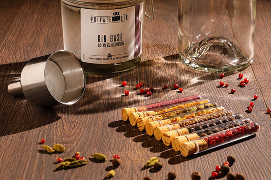 Gin-Baukasten mit Wacholder und Botanicals für eine eigene Mazeration
