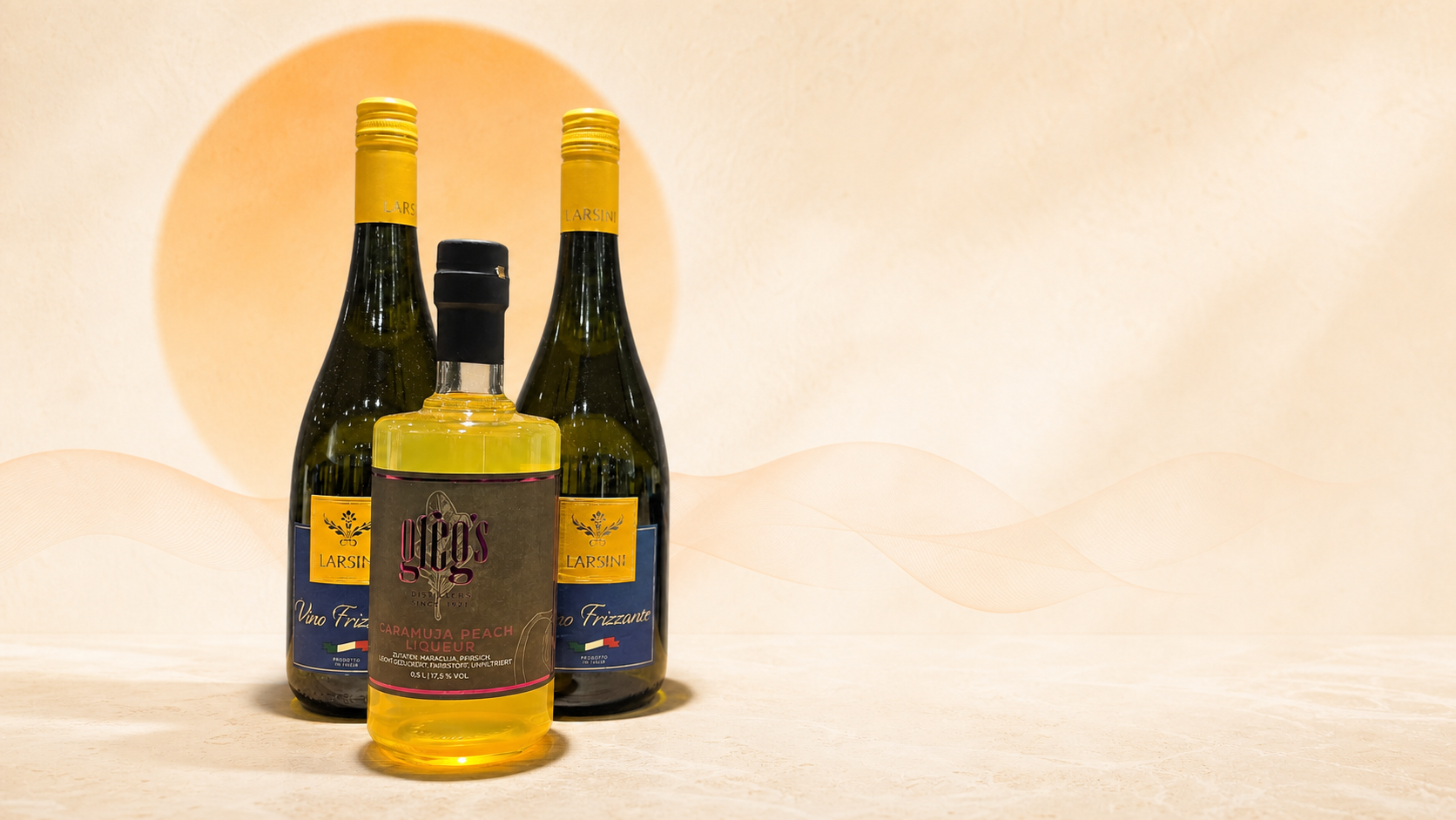 Greg’s Caramuja Peach Aperitif mit zwei Flaschen Larsini Vino Frizzante in einer hellen sommerlichen Kulisse.