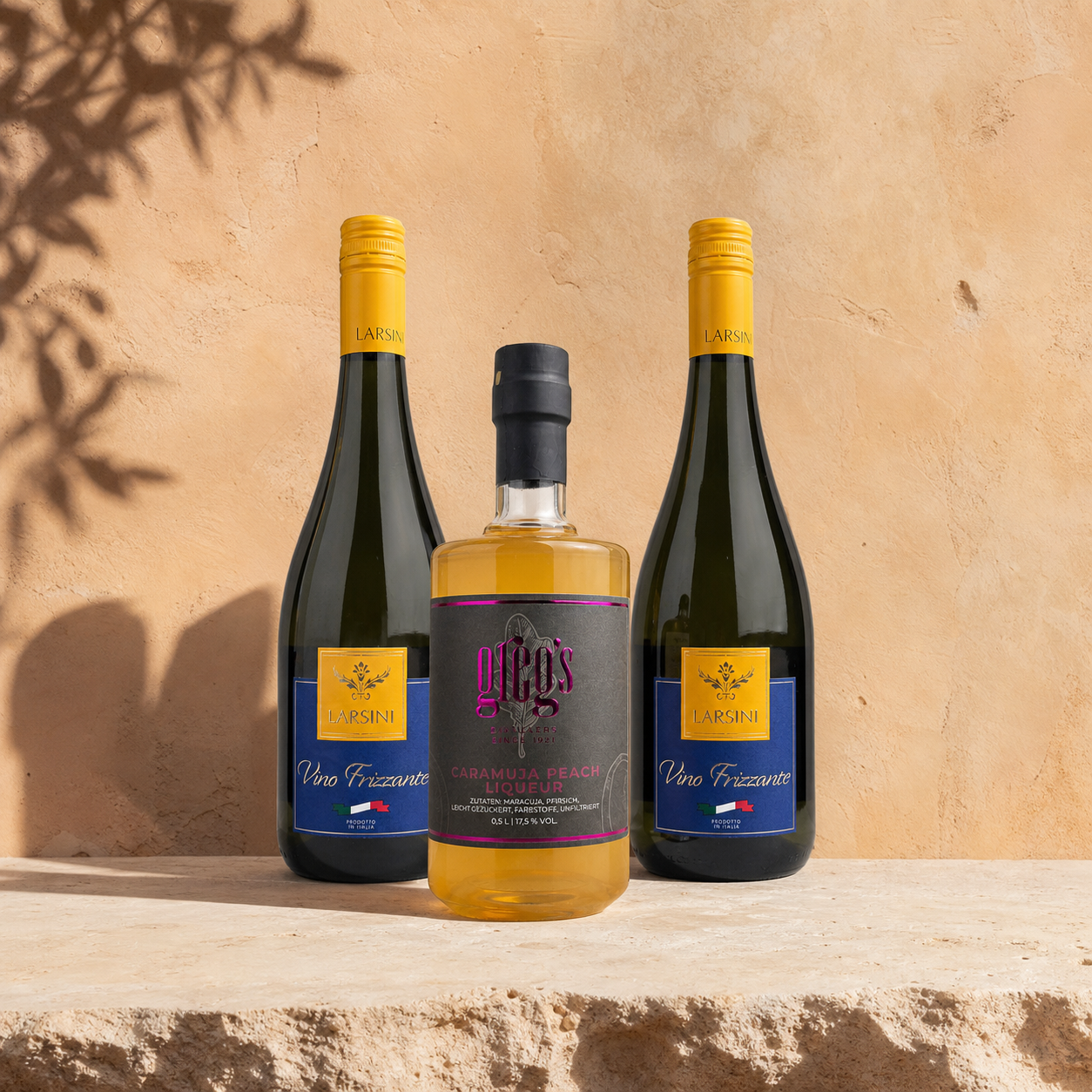 Greg's Caramuja Peach Spritz Set mit einer Flasche Peach Liqueur und zwei Flaschen Larsini Vino Frizzante