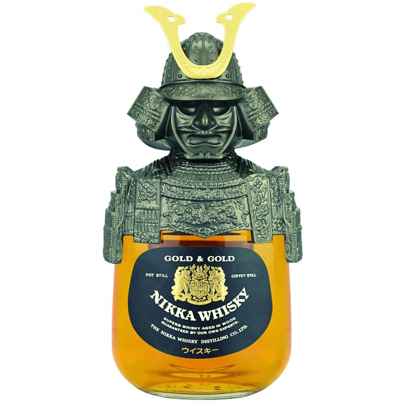 Nikka Gold &amp; Gold Kabuto Samurai – Flasche in Vorderansicht